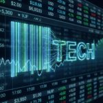 빛나는 복잡한 금융 바코드가 주식 시세 표시기 글자로 변형되며, 배경에는 디지털 주식 시세 데이터 흐름이 깔린 모습이다.